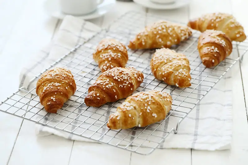 french-croissants-breakfast 