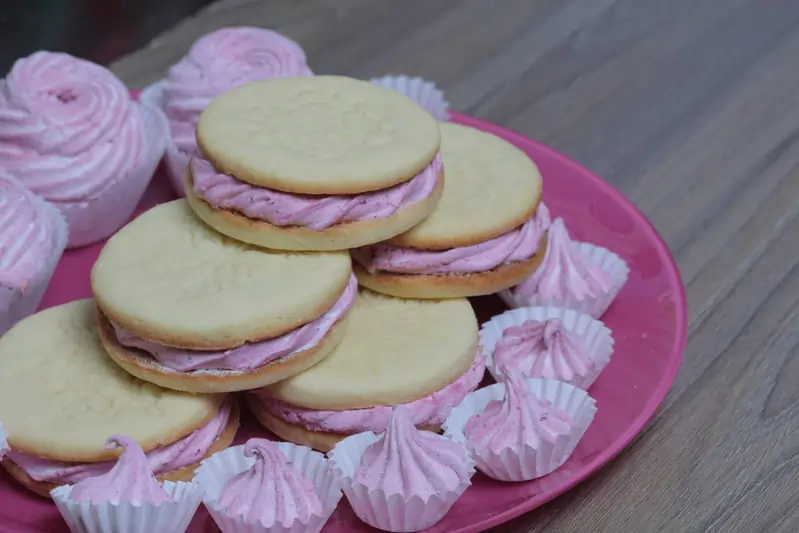 Soft and chewy strawberry cheesecake cookies with a creamy cream cheese filling, made with fresh strawberries and baked to golden perfection.