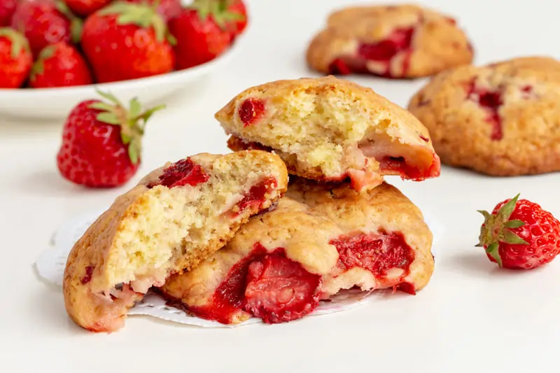 Soft and chewy strawberry cheesecake cookies with a creamy cream cheese filling, made with fresh strawberries and baked to golden perfection.